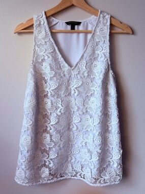 Banana Republic White Floral Lace V-Neck  sleeveless top-Size Medium.
